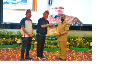 Gubernur Riau Syamsuar Terima Penghargaan The Best Branding Leader